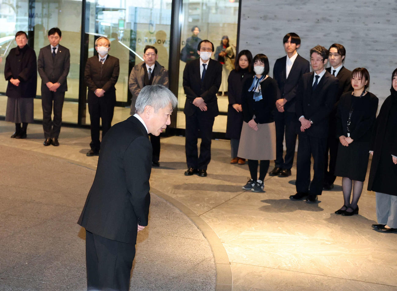 将棋会館職員にあいさつする喪主の加藤順一さん（手前）（撮影・鈴木正人）　