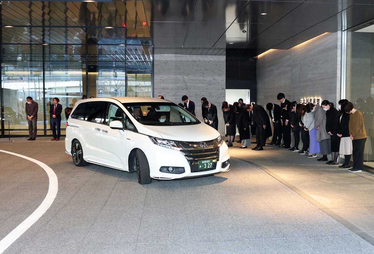 将棋会館に最後のお別れに来た加藤一二三さんの棺を乗せた車（撮影・鈴木正人）　