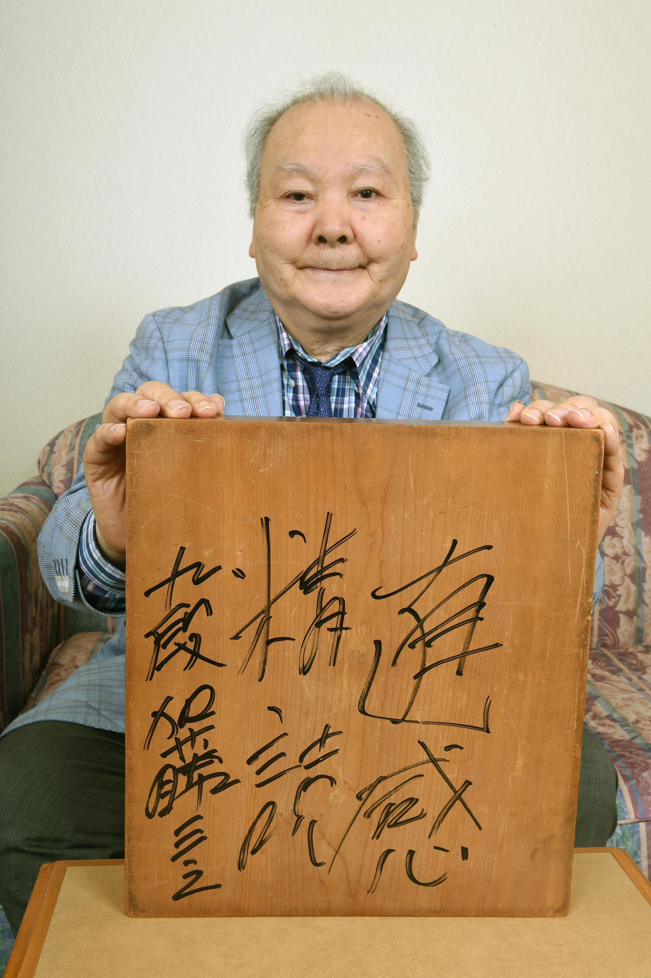 2017年7月、サインした将棋盤を前にする加藤一二三・九段