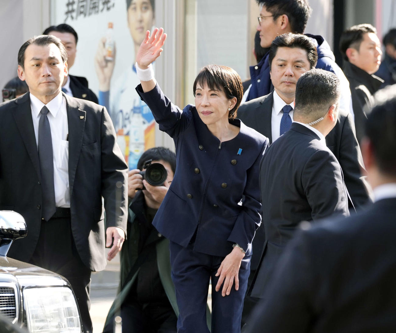秋葉原で衆院選第一声を上げ、支援者に向かって手を振る自民党総裁の高市早苗首相（中央）（撮影・小島史椰）