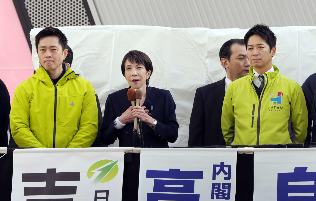 秋葉原で衆院選第一声を上げる、左から連立を組む日本維新の会の吉村洋文代表、自民党総裁の高市早苗首相、日本維新の会の藤田文武共同代表（撮影・小島史椰）