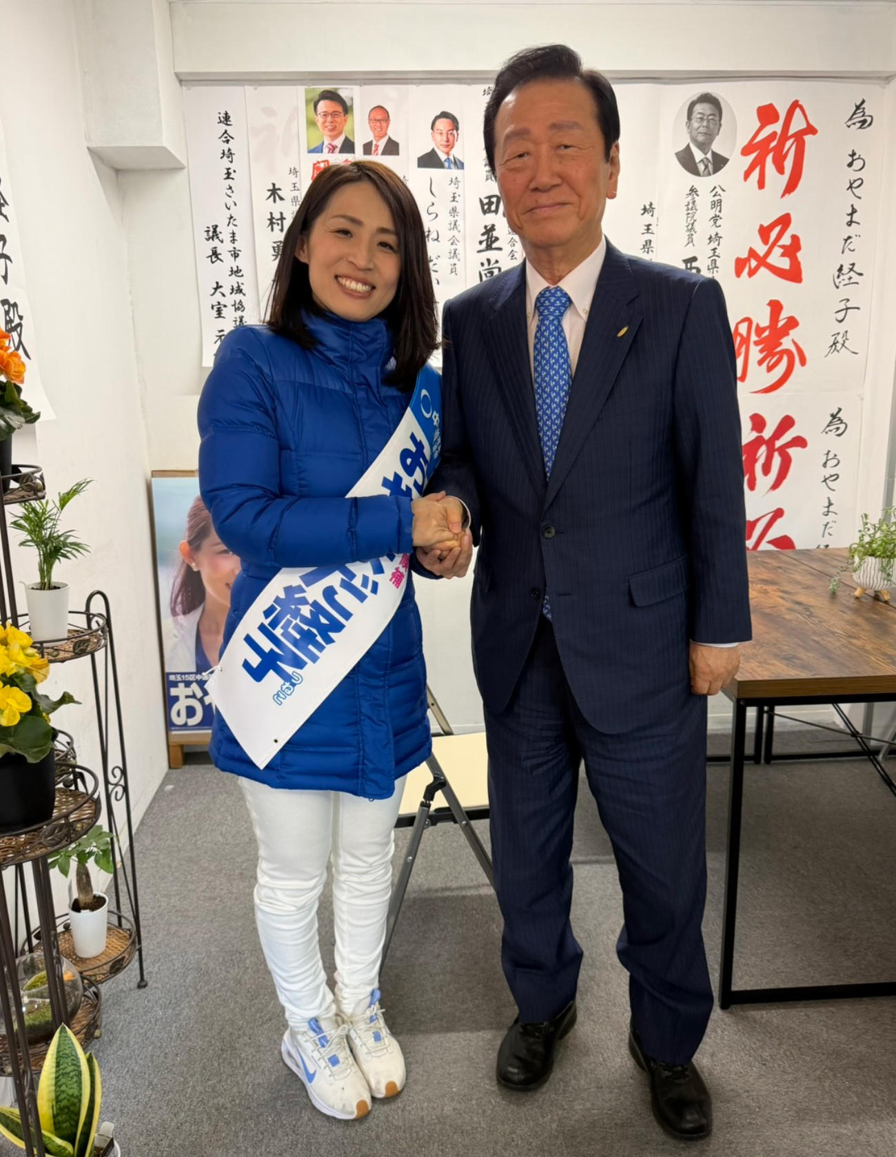 小沢一郎氏と握手する小山田経子氏（小沢一郎氏のXから）