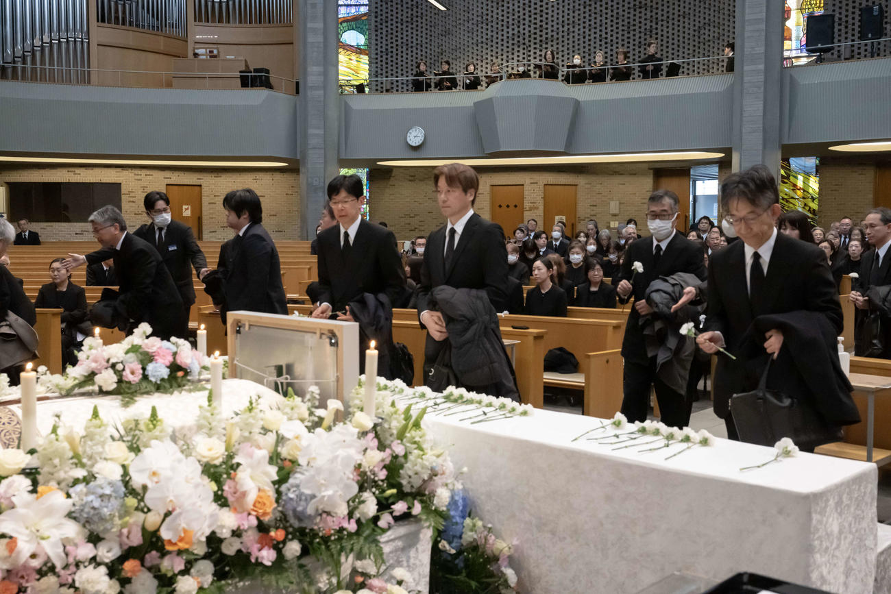 加藤一二三さん告別式で献花をする参列者（日本将棋連盟提供）