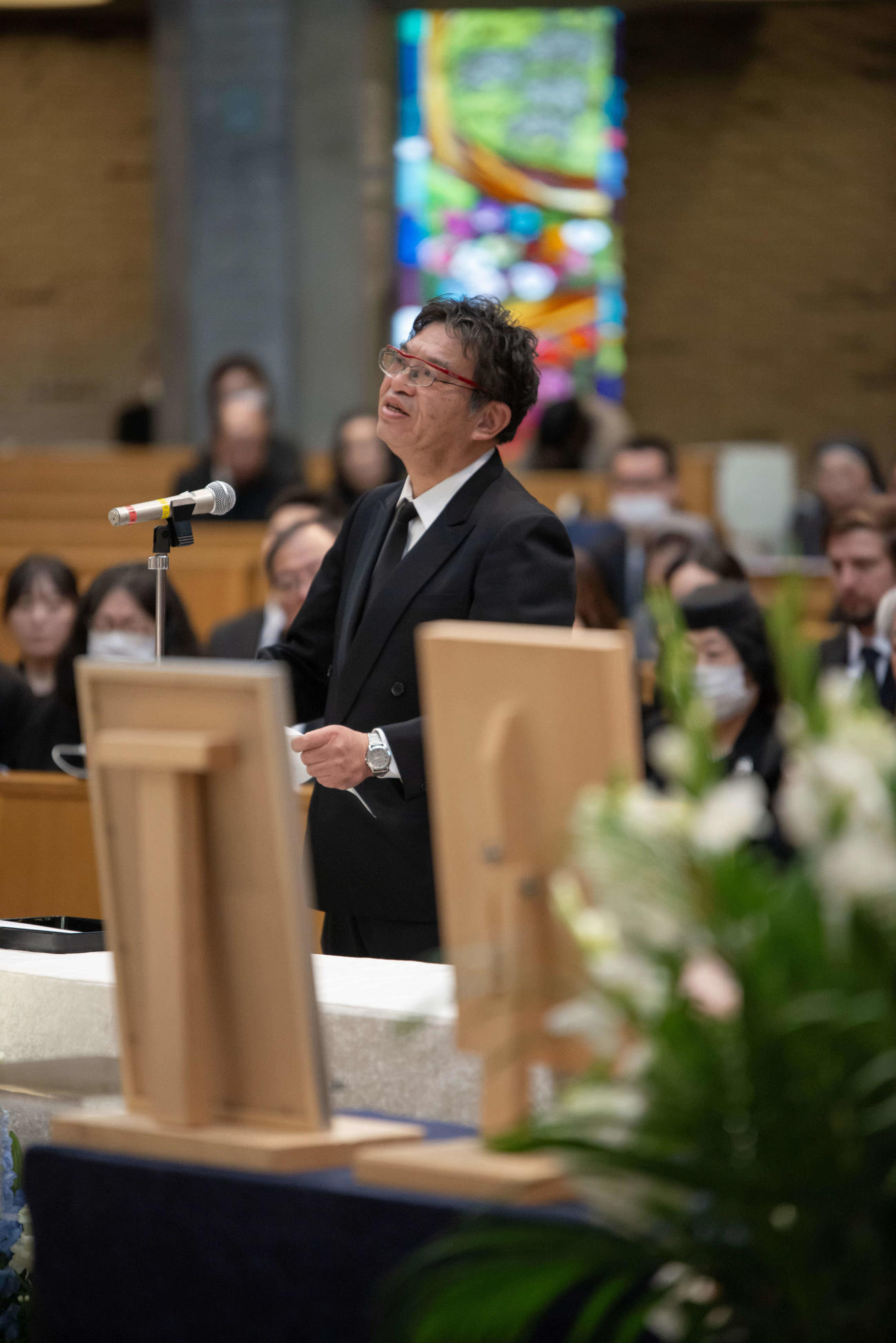 加藤一二三さん告別式で弔辞を読む日刊スポーツ赤塚辰浩記者（日本将棋連盟提供）