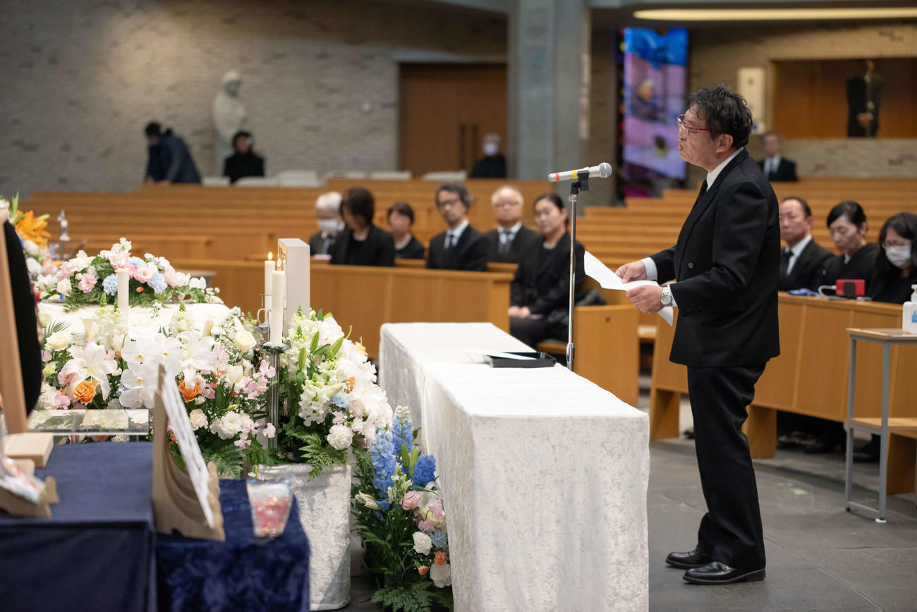加藤一二三さん告別式で弔辞を読む日刊スポーツ赤塚辰浩記者（日本将棋連盟提供）