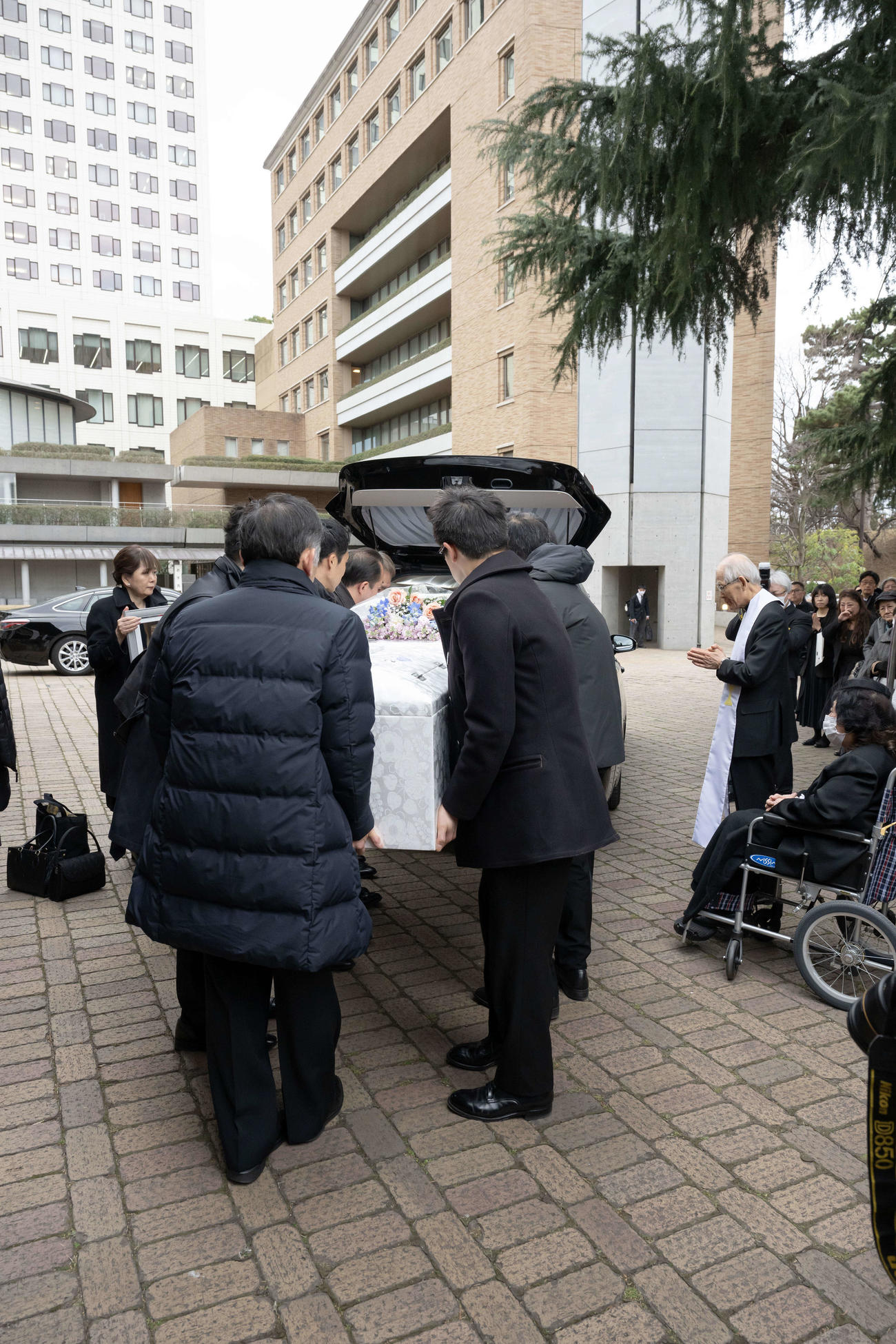 加藤一二三さん告別式　出棺の様子（日本将棋連盟提供）