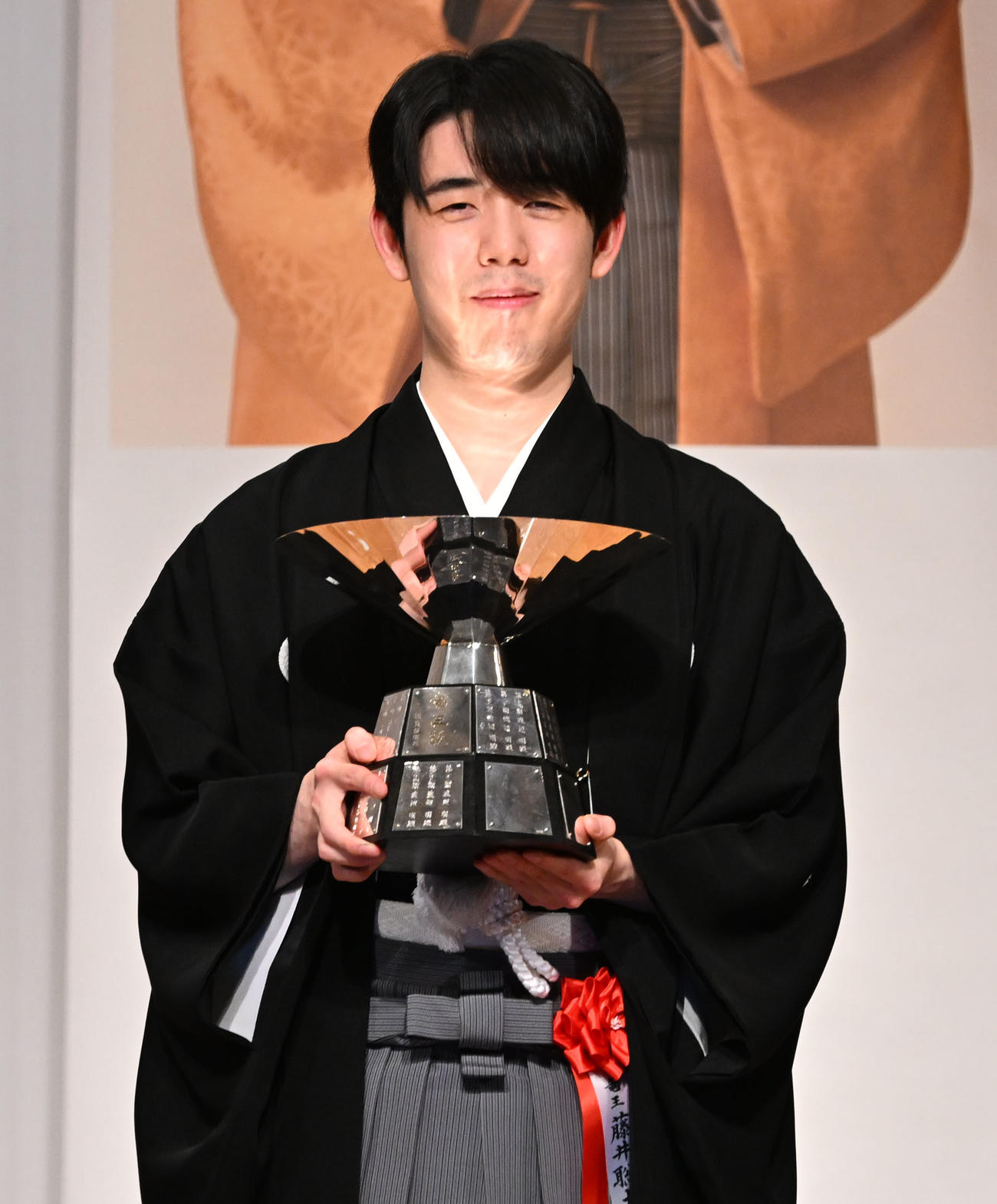 第38期竜王就位式　竜王杯を贈られた藤井竜王（撮影・千葉一成）