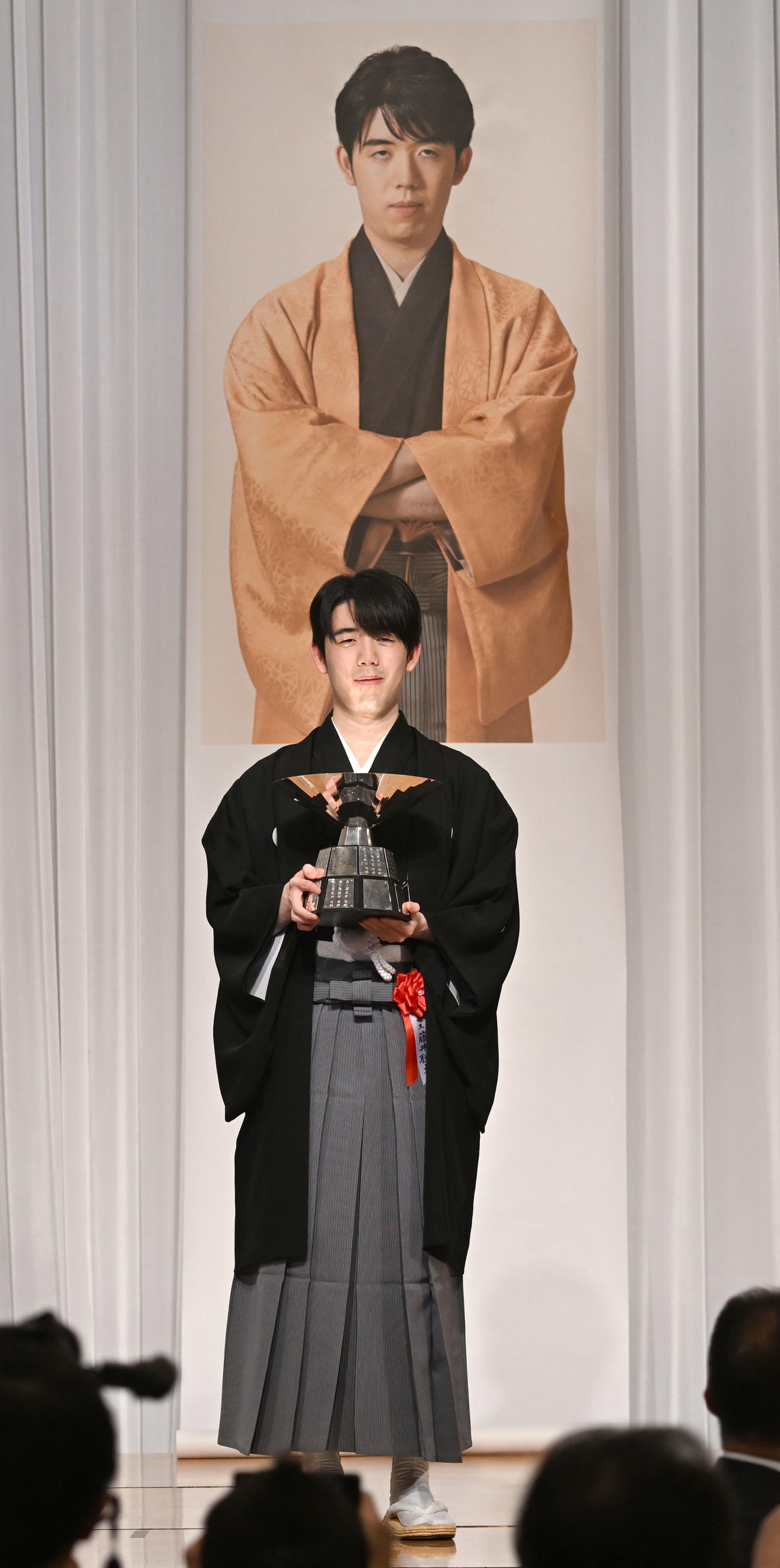 第38期竜王就位式　竜王杯を贈られた藤井竜王（撮影・千葉一成）