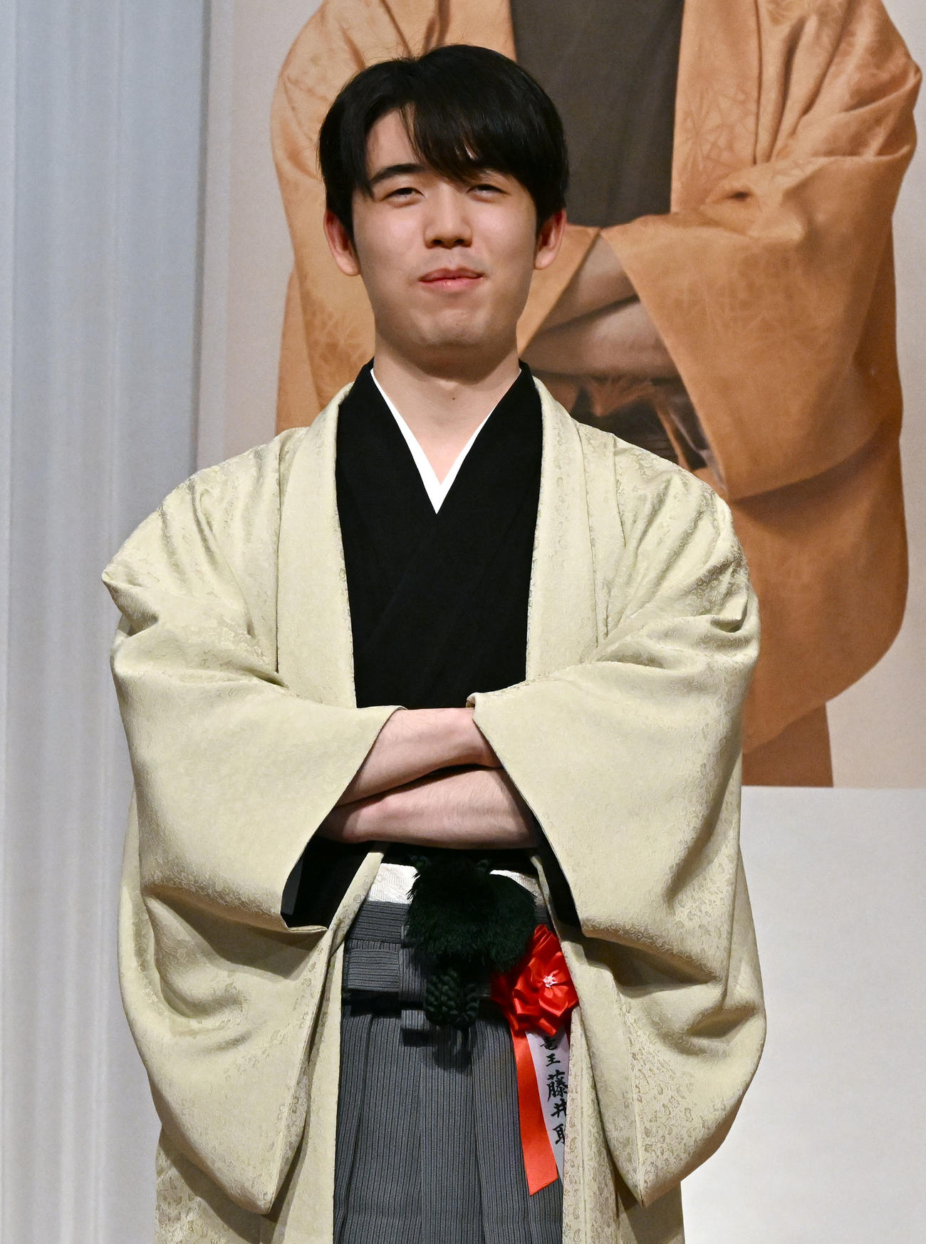 第38期竜王就位式　クラウドファンディングの支援者から贈られた記念の羽織に袖を通し、ポーズをとる藤井竜王（撮影・千葉一成）