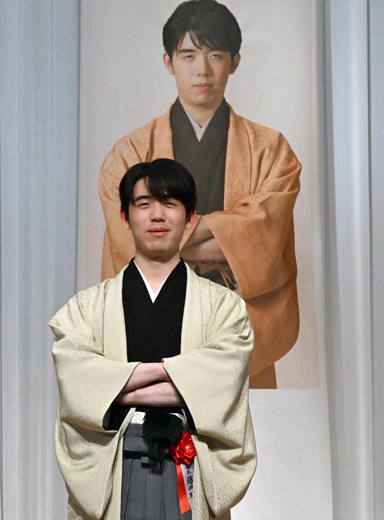 第38期竜王就位式　クラウドファンディングの支援者から贈られた記念の羽織に袖を通し、ポーズをとる藤井竜王（撮影・千葉一成）