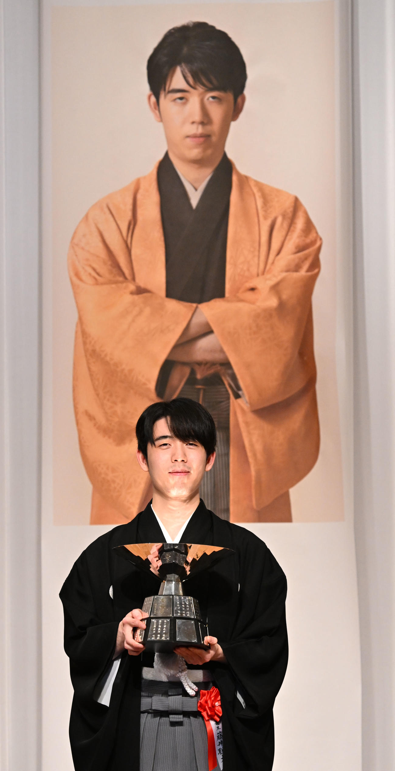 第38期竜王就位式　竜王杯を贈られた藤井竜王（撮影・千葉一成）