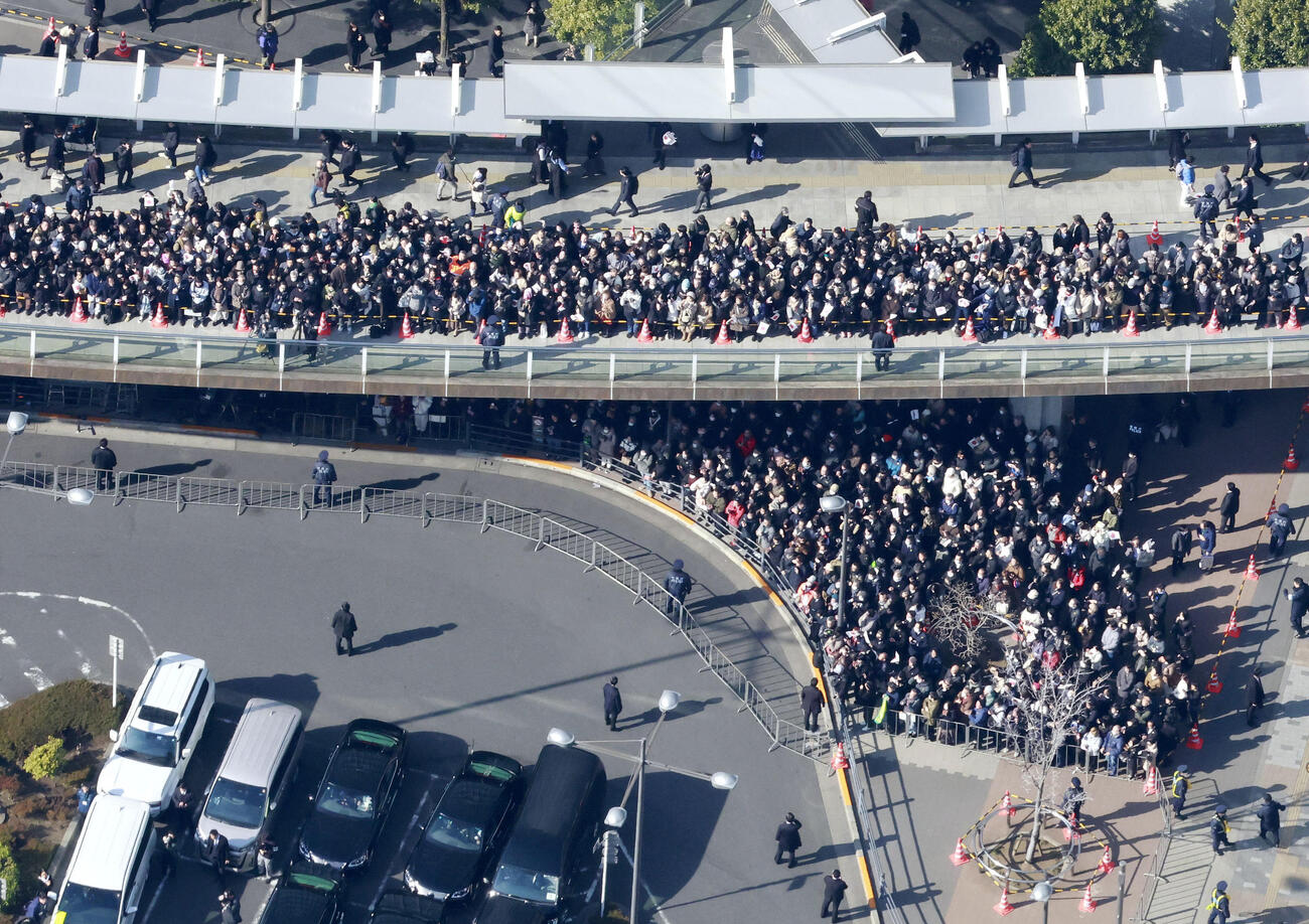 衆院選の街頭演説に集まった人たち＝27日午前10時11分、東京都内（共同通信社ヘリから）