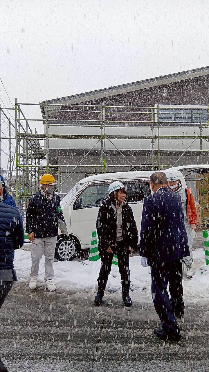 雪の中スーツだけでビラを配る前首相（石破茂首相のXから）