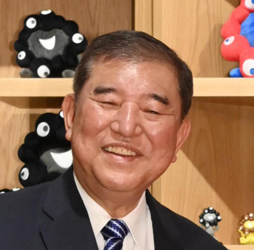 石破茂前首相、防寒着なし過酷「雪中ビラ配り」ショットに反響「どうかコートを！」「凄い雪」 - 政治 : 日刊スポーツ