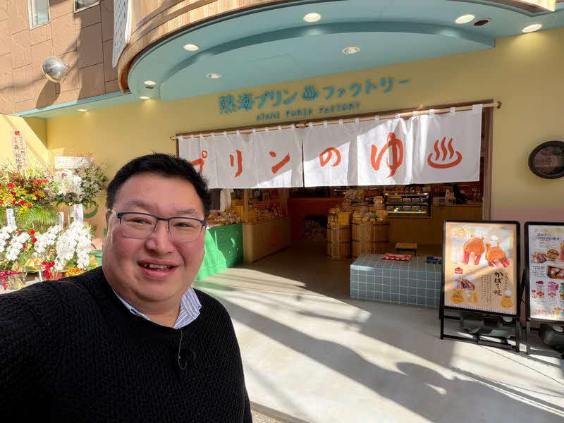 「熱海プリンファクトリー」の前に立つ鳥海氏