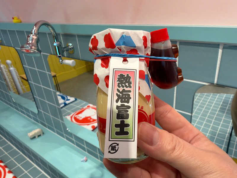 大相撲本場所中限定で人気商品の「特製カラメルシロップ付き」のプリン