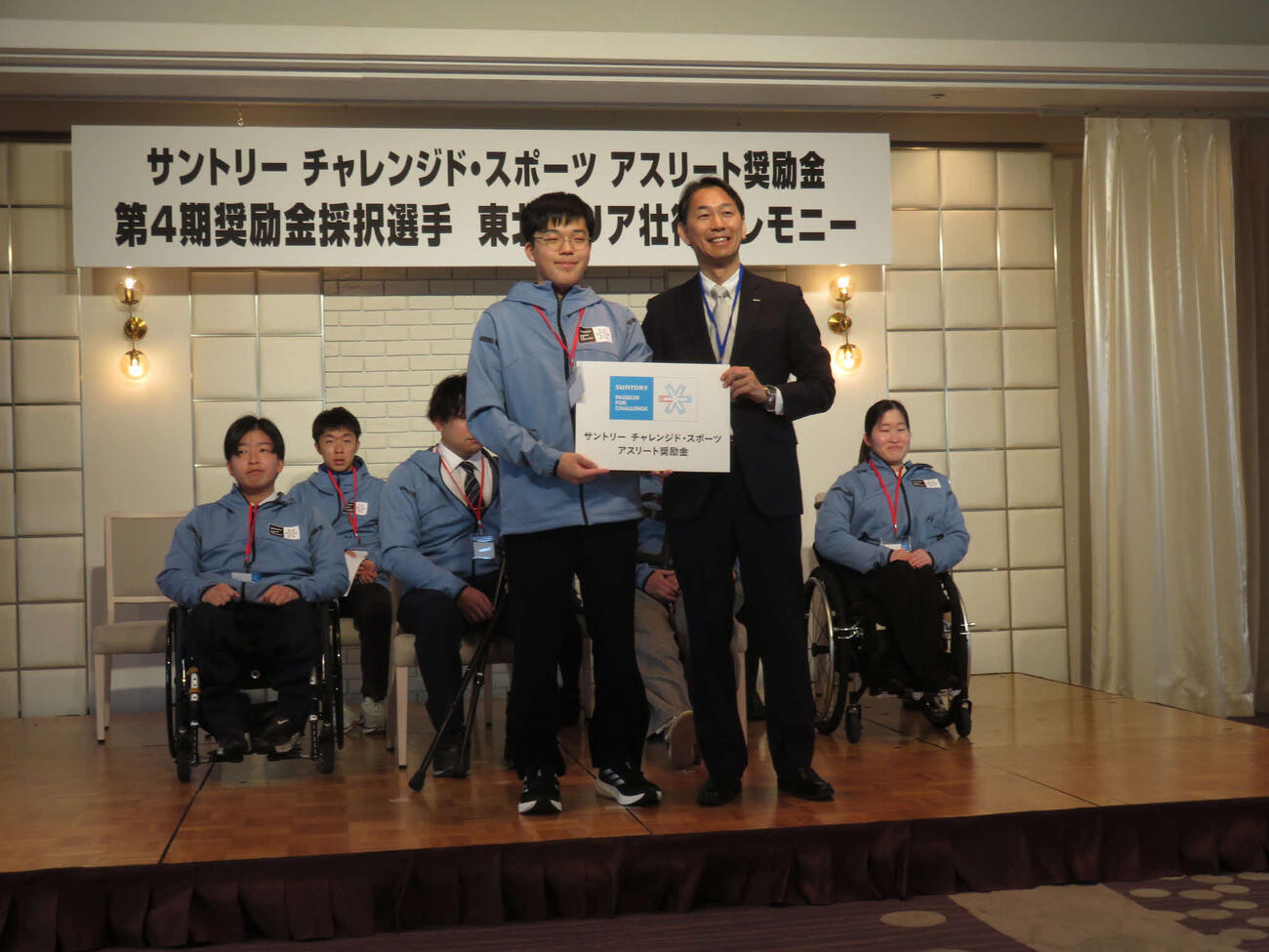 サントリーホールディングスの橋爪部長（左）から目録を贈呈された保坂幸平