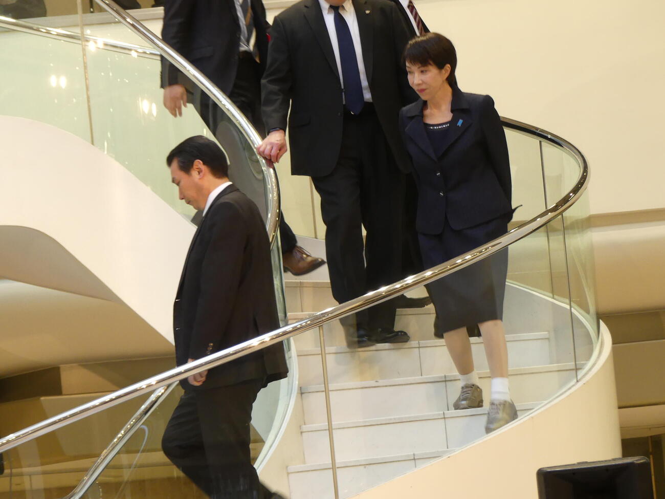 スーツに白いソックスとウォーキングシューズを合わせて衆院選の候補者応援に入る高市早苗首相（撮影・中山知子）