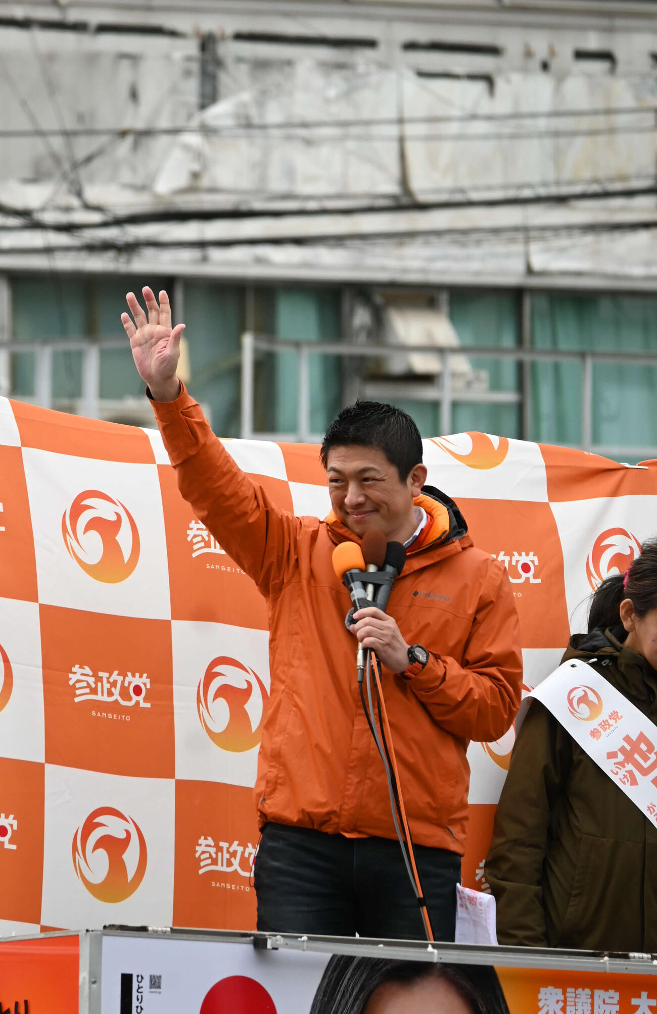 大阪・堺東駅前で街頭演説を行った参政党の神谷宗幣代表（撮影・松浦隆司）