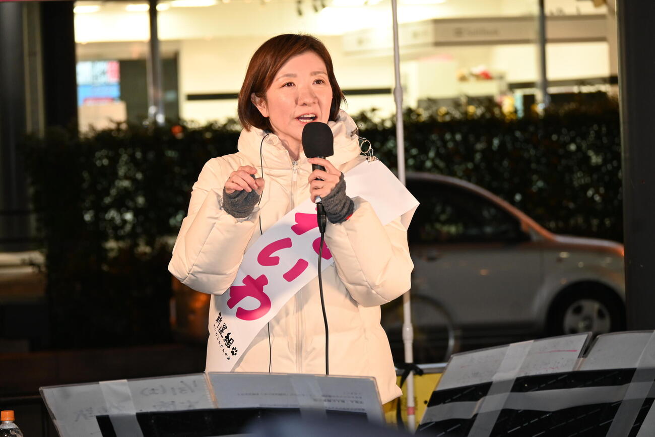 JR大阪駅御堂筋北口前で街頭演説を行ったれいわ新選組の大石晃子共同代表（撮影・松浦隆司）