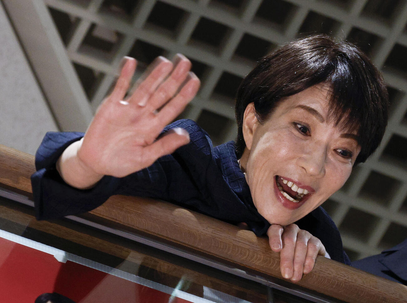 集まった聴衆に手を振る自民党総裁の高市首相（共同）