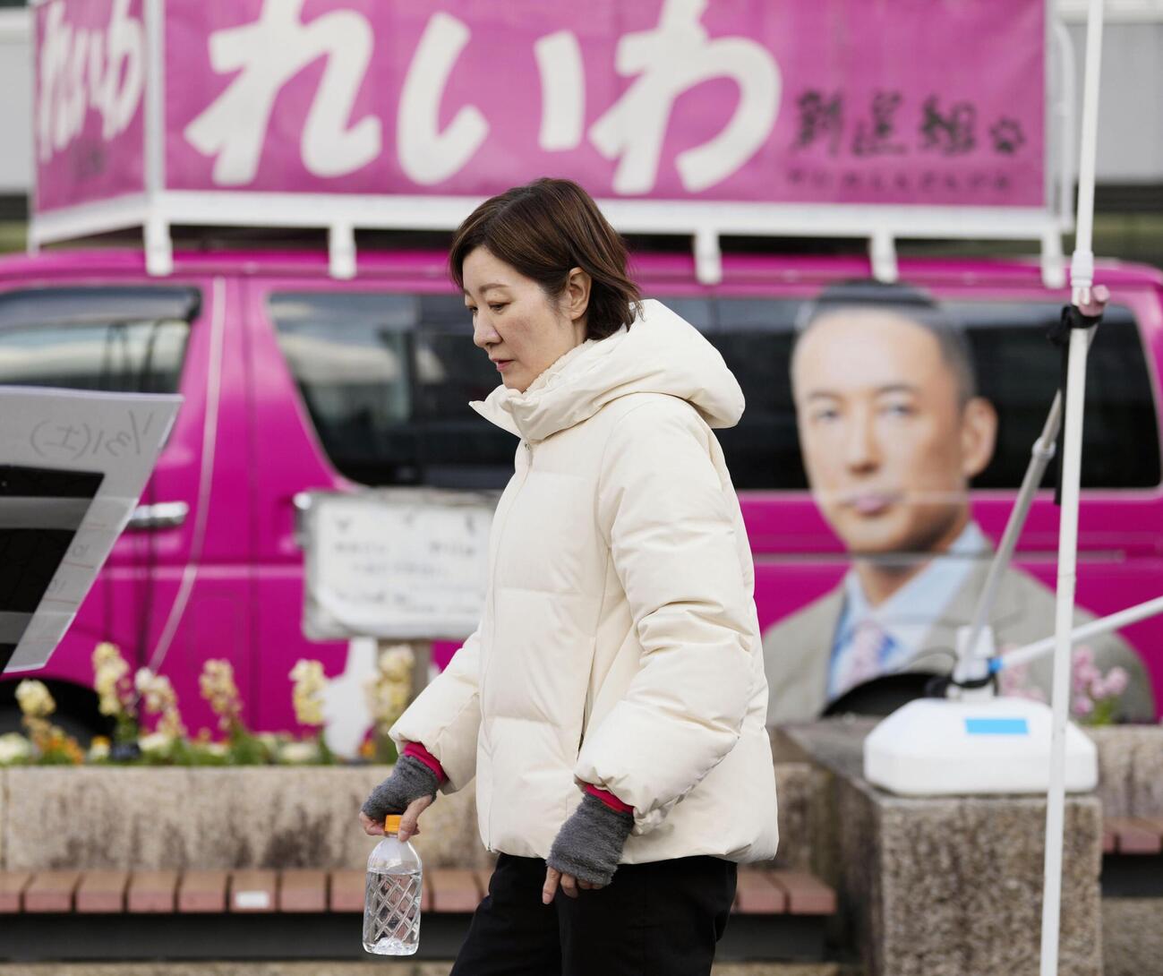 街頭演説に臨むれいわ新選組の大石共同代表＝31日午前、大津市（共同）