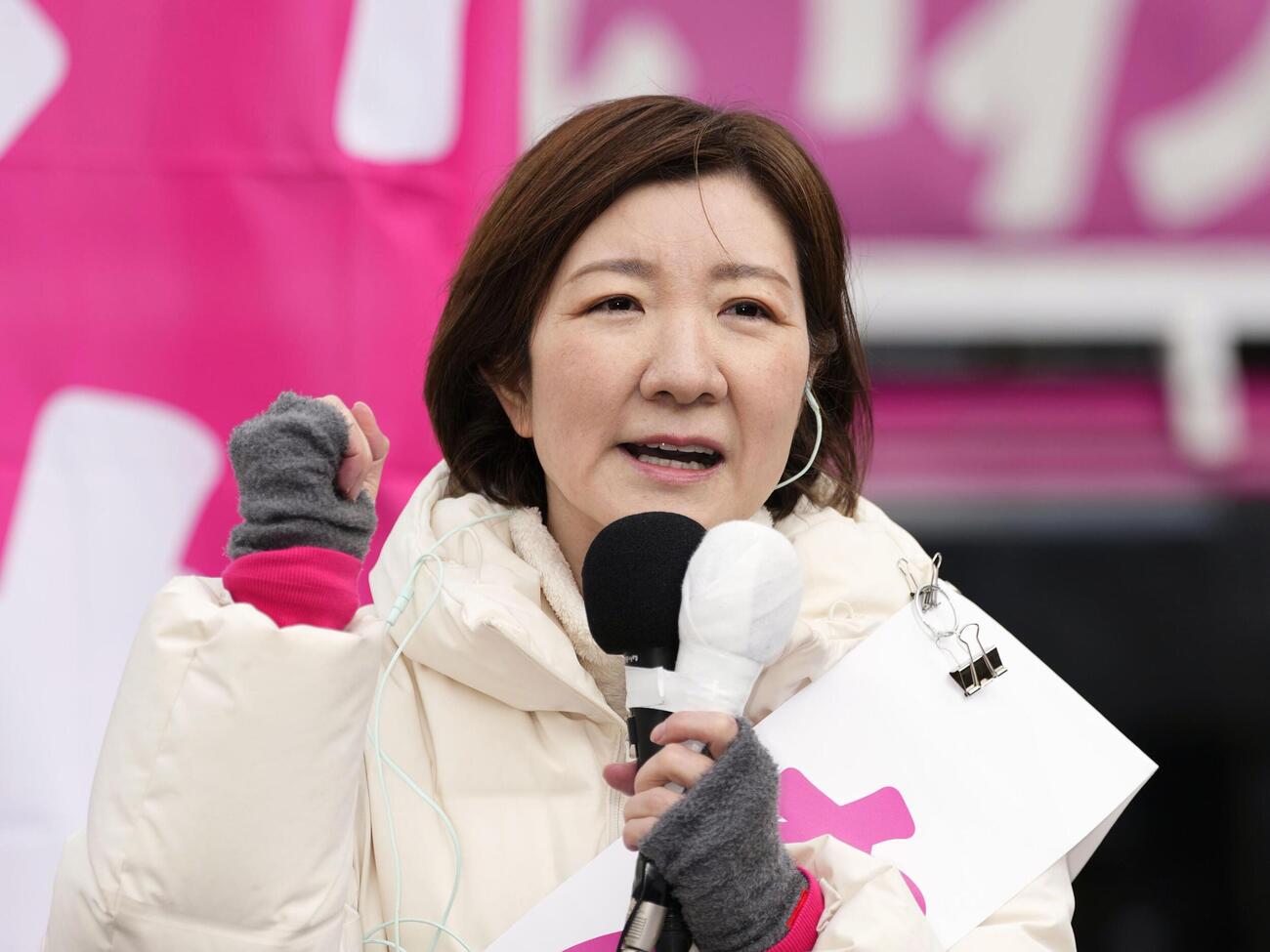 街頭演説で支持を訴えるれいわ新選組の大石共同代表＝31日午前、大津市（共同）