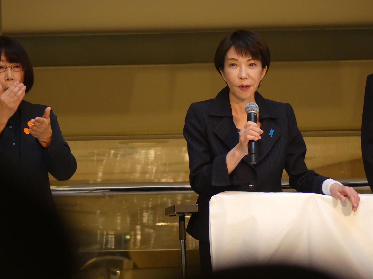 左手に白いサポーターを巻いて自民党候補の応援演説を行う高市早苗首相（2026年1月31日撮影）