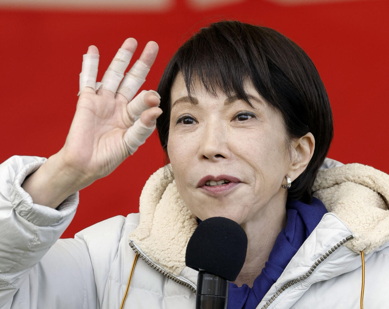 右手の指にテーピングを巻いて街頭演説する自民党総裁の高市首相（共同）