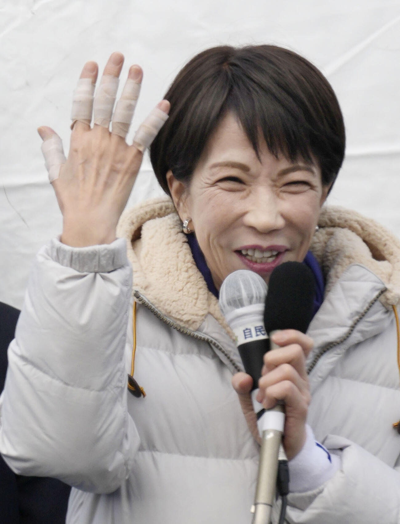 街頭演説で、テーピングした右手の指を見せる自民党総裁の高市首相（共同）