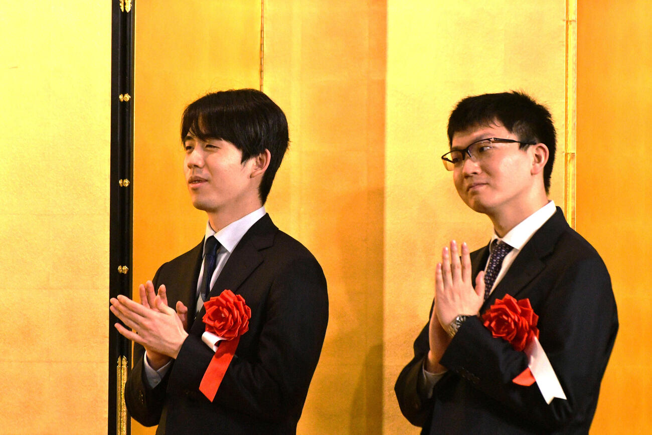立川市で行われる王将戦第3局の前夜祭に出席した藤井聡太王将（左）と永瀬拓矢九段（右）