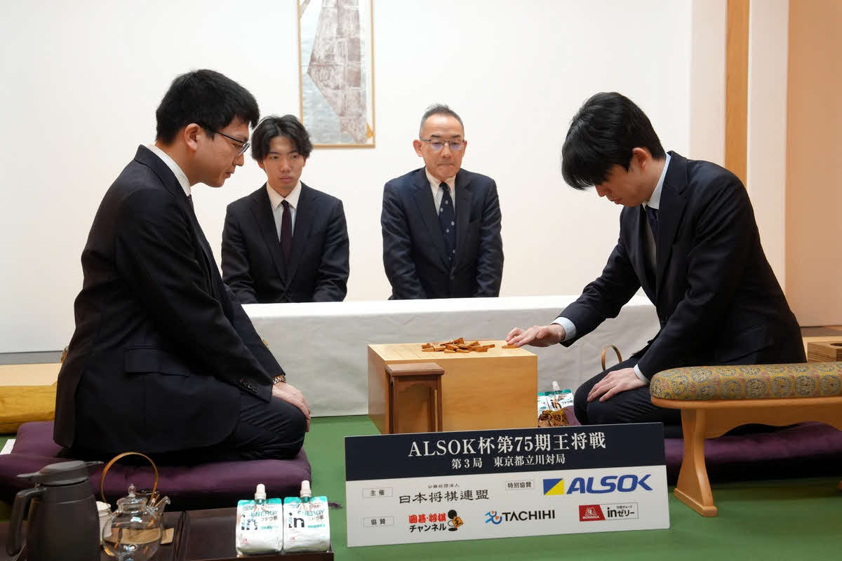 王将戦第3局の前日検分を行う挑戦者の永瀬拓矢九段（左）と藤井聡太王将（右、日本将棋連盟提供）