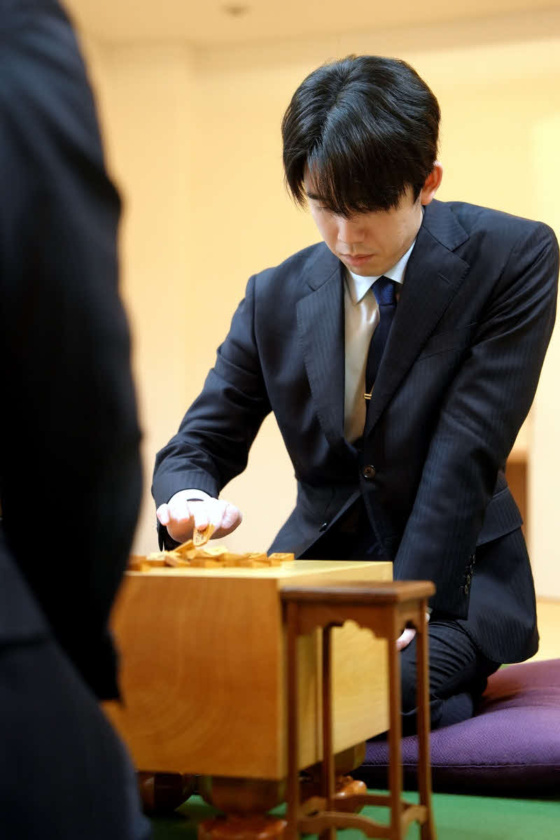 シリーズ序盤1勝1敗で第3局を迎える藤井聡太王将（日本将棋連盟提供）