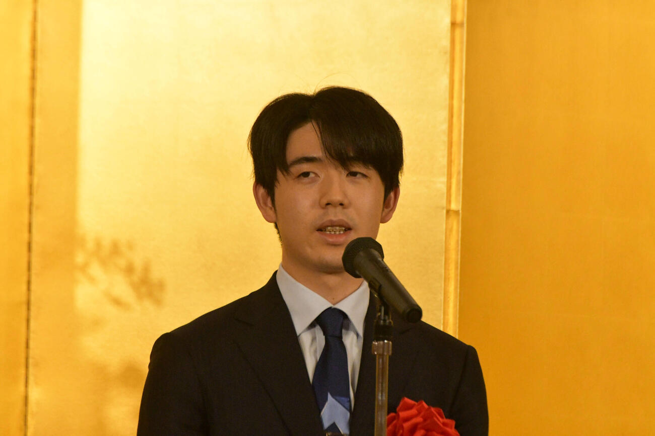 王将戦第3局の前夜祭で決意を表明する藤井聡太王将