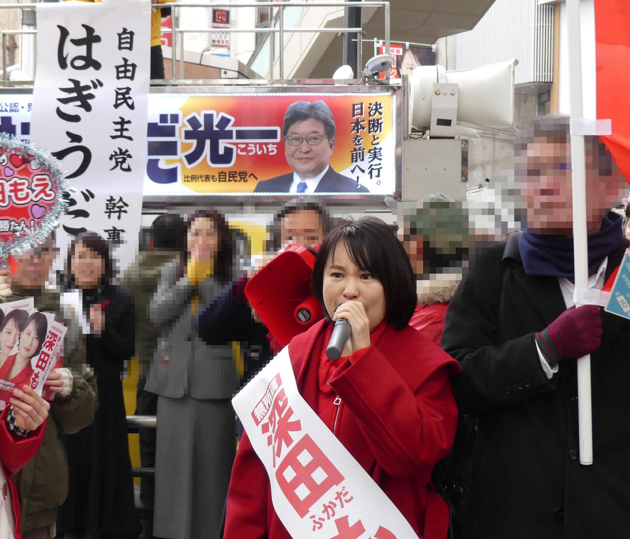 萩生田光一氏の街頭演説終了後、萩生田氏の選挙カー近くでマイクを握り主張を行う深田萌絵氏（画像の一部を加工しています）