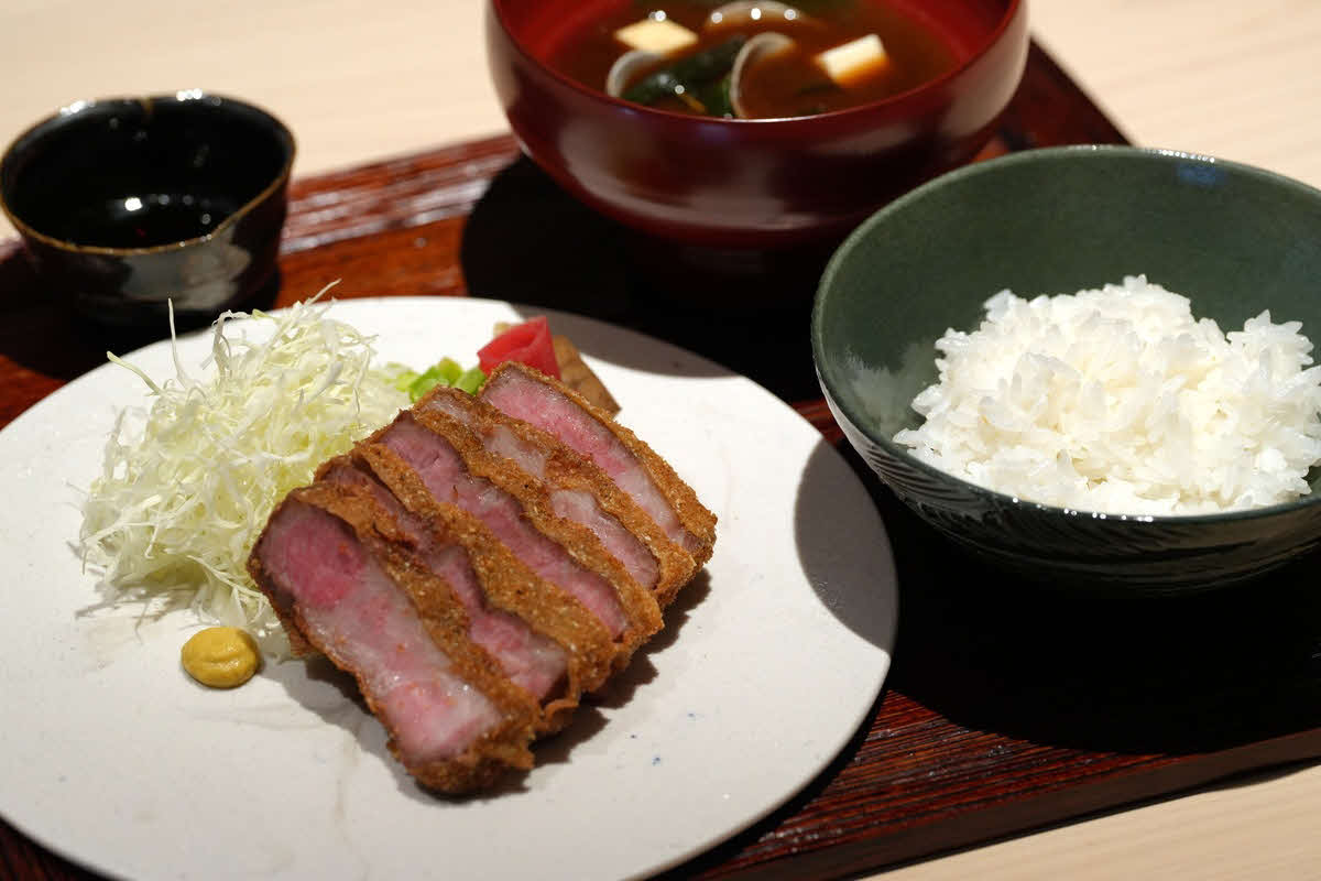 藤井聡太王将の初日の勝負メシは梅山豚炭火焼カツ（白ご飯、みそ汁、香の物）、ほうじ茶（日本将棋連盟提供）
