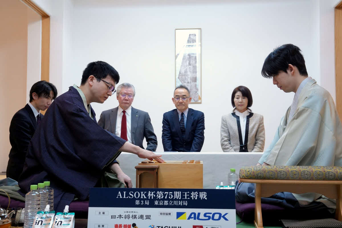 お互い1勝1敗で迎えた王将戦第3局は永瀬拓矢九段（左）の先手で対局開始（右は藤井聡太王将、日本将棋連盟提供）