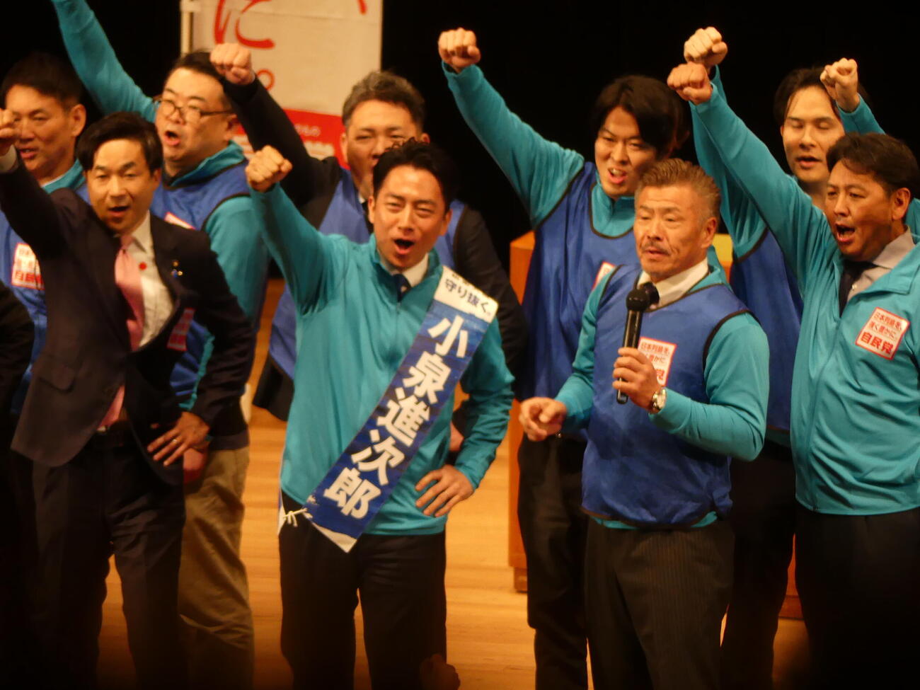衆院選期間中、最初で最後の地元入りとなった個人演説会で、「勝つぞコール」を行う小泉進次郎防衛相（撮影・中山知子）