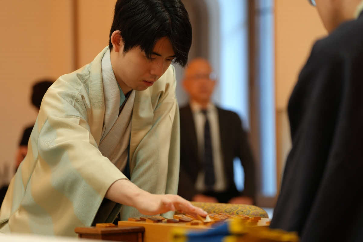 劣勢をはね返して白星を先行させたい藤井聡太王将（日本将棋連盟提供）