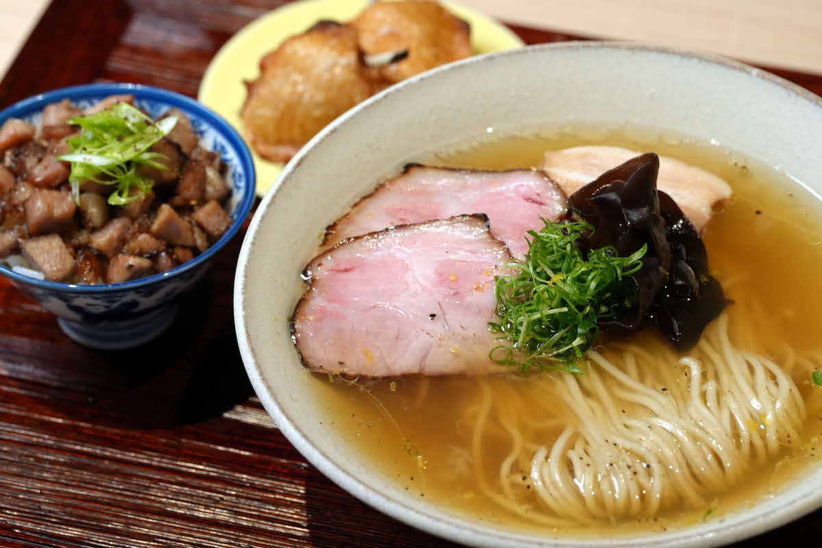 両対局者が2日目の勝負メシに選んだのは「MugiとButaヌードルス　中華そば白（自家製麺、チャーシュー丼＆手羽唐揚げ）」（日本将棋連盟提供）