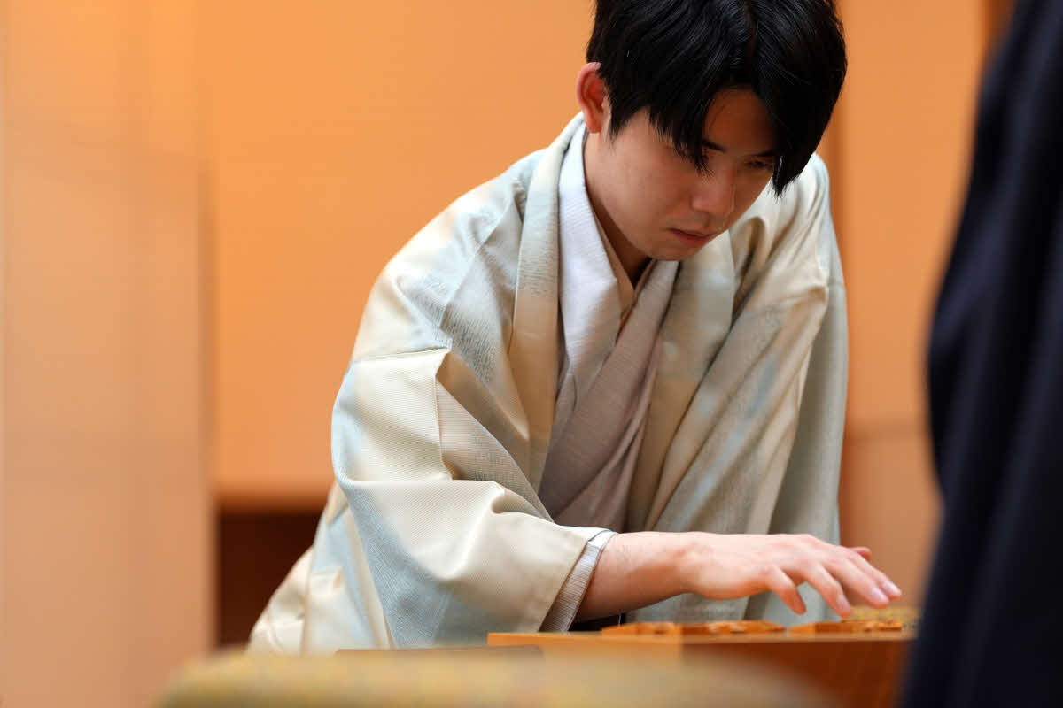 2日制7番勝負の第3局で初めて1勝2敗と黒星が先行した藤井聡太王将（日本将棋連盟提供）