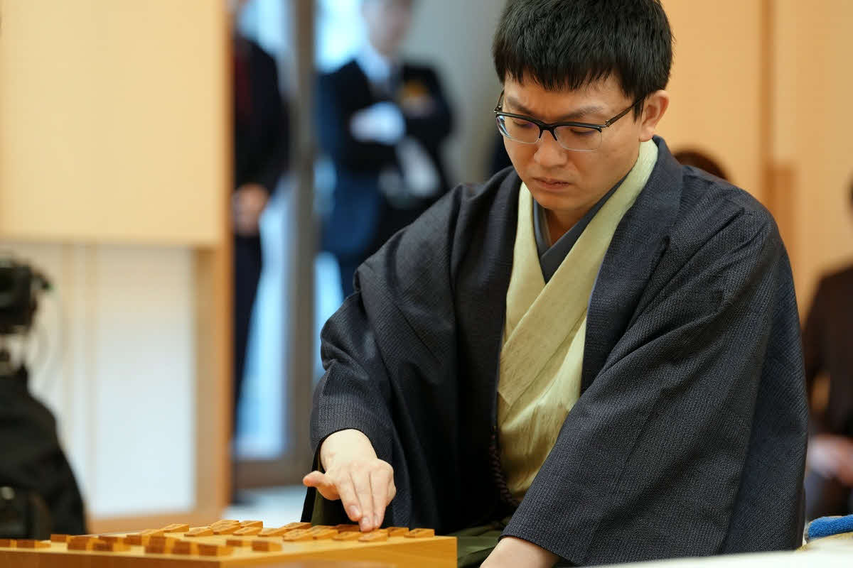 激しい攻め合いで積極的に指して先手番をキープしたい永瀬拓矢九段（日本将棋連盟提供）