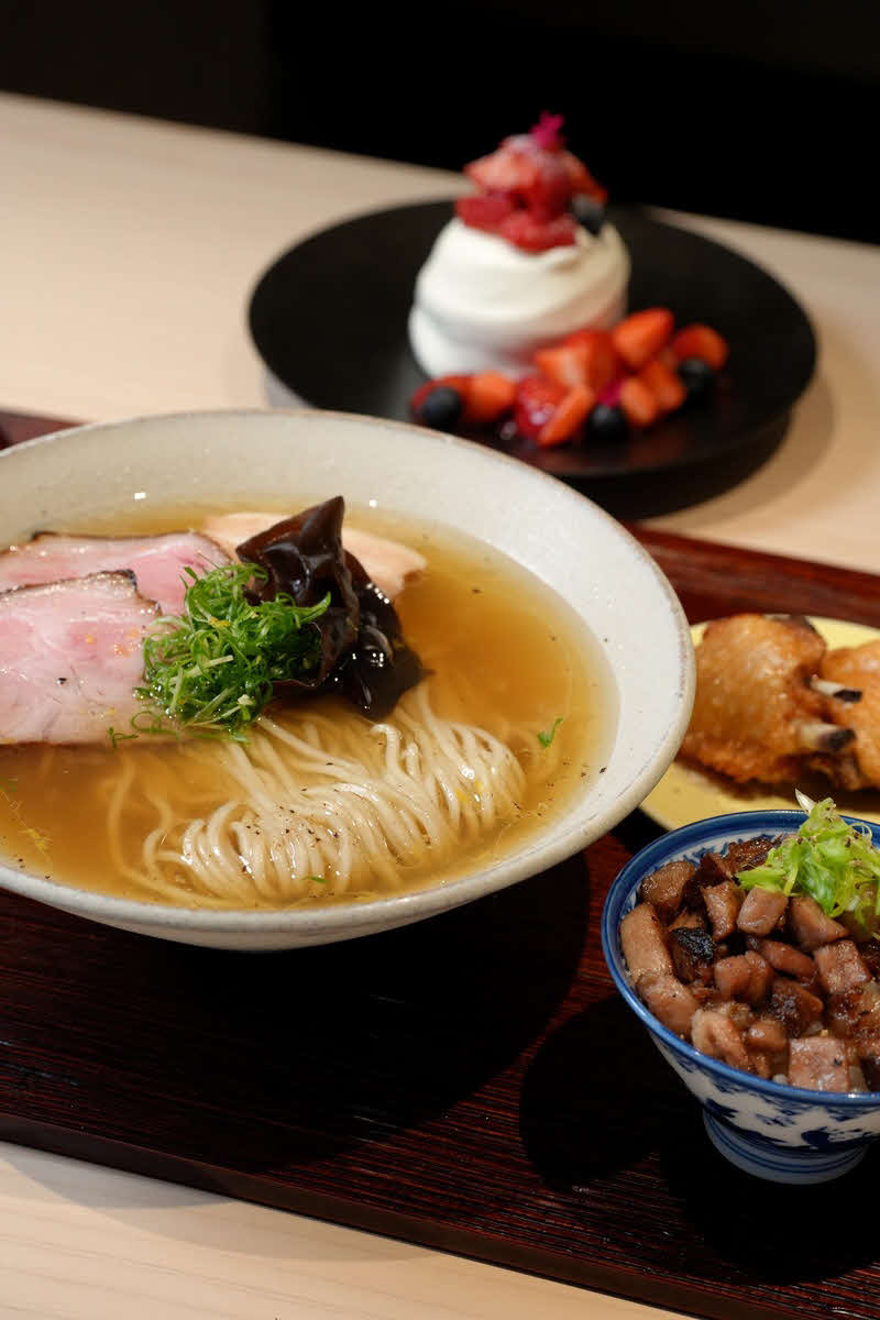 永瀬拓矢九段は2日目の勝負メシとして「MugiとButaヌードルス　中華そば白（自家製麺、チャーシュー丼＆手羽唐揚げ）」に加えてショートケーキも注文（日本将棋連盟提供）