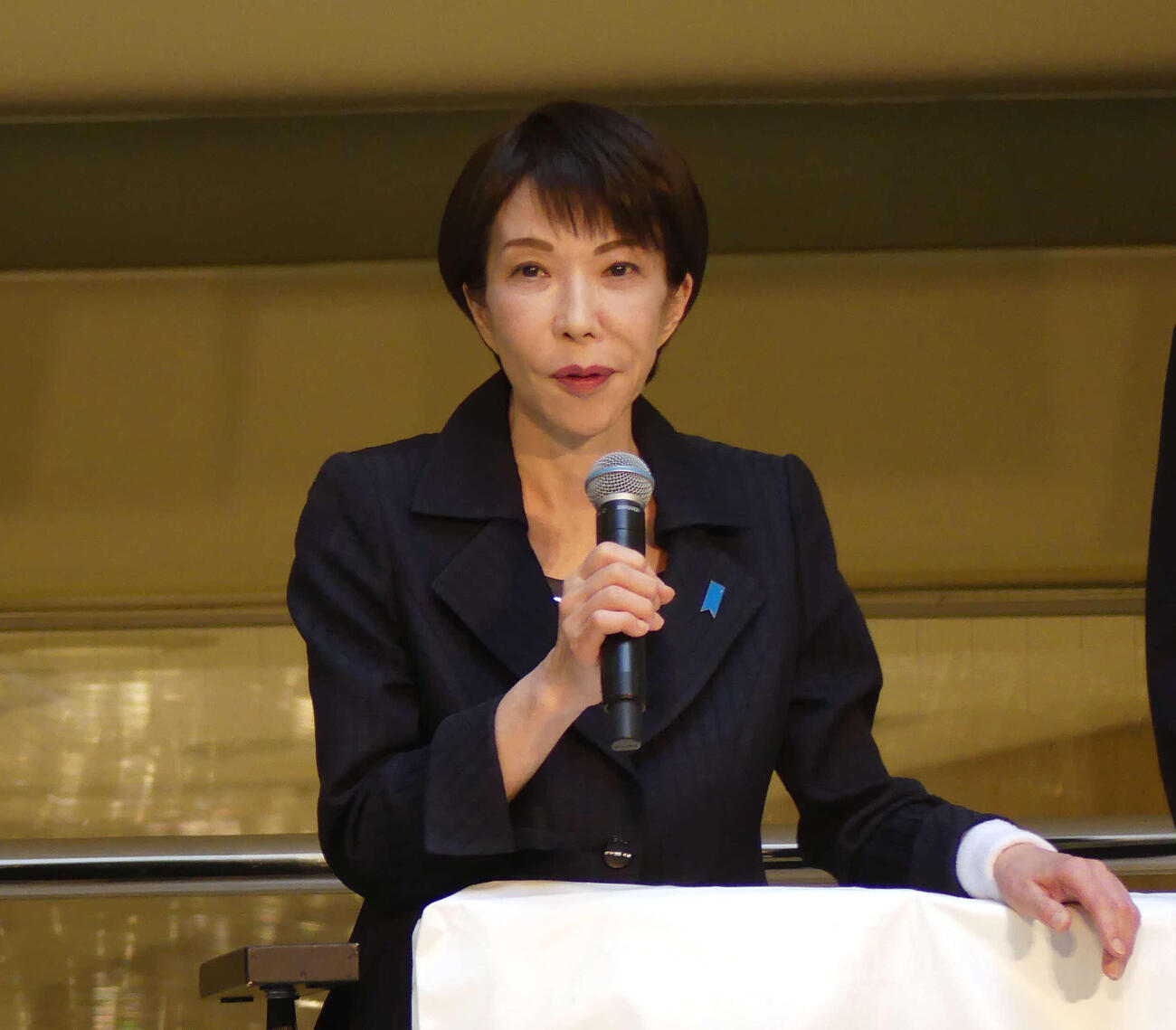 1月31日、左手に白いサポーターを巻いて自民党候補の応援演説を行う高市早苗首相
