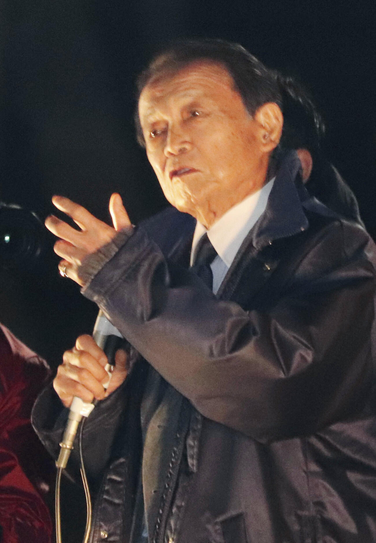 街頭演説する自民党の麻生副総裁＝4日午後、奈良市（共同）