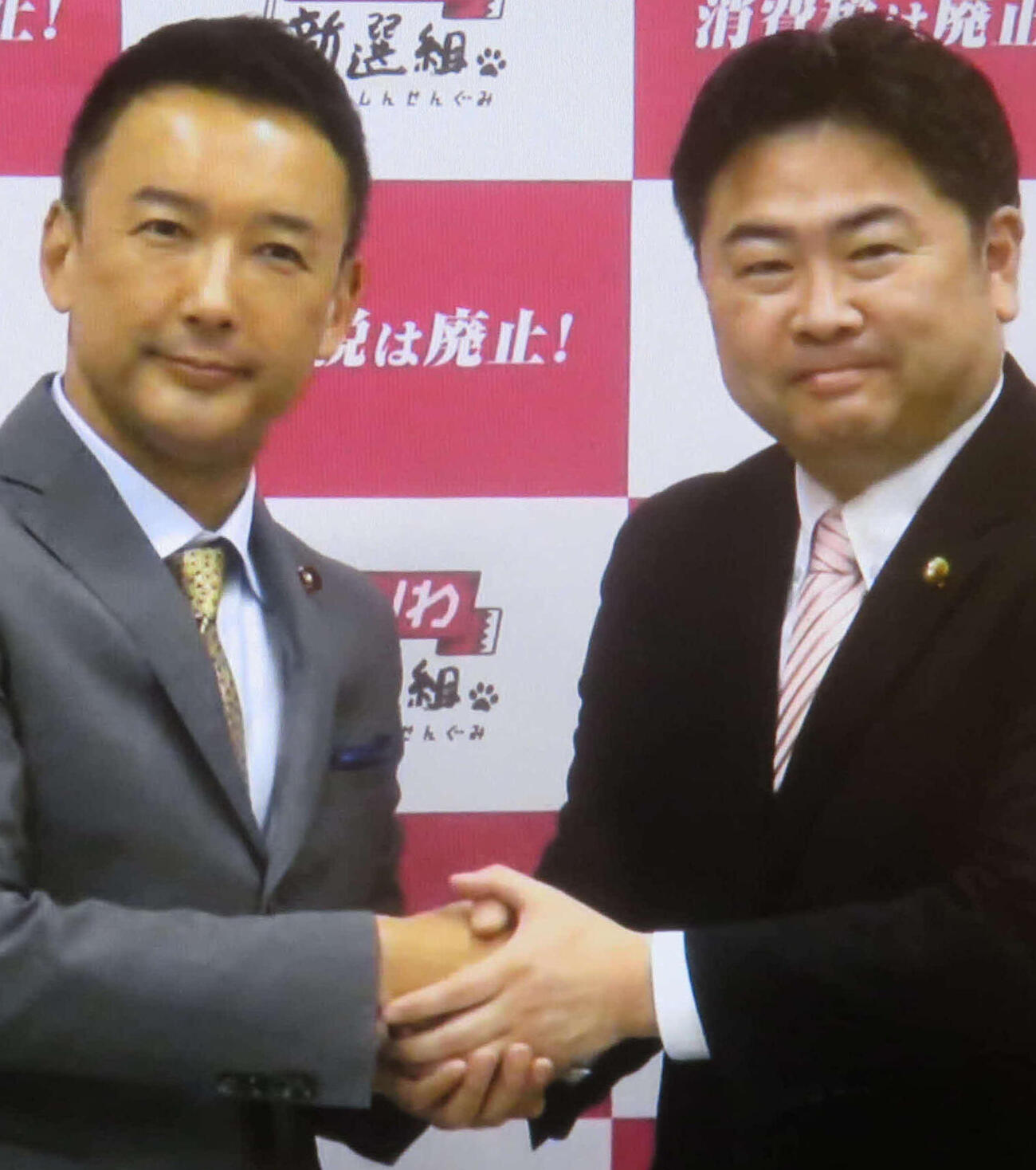 山本太郎氏（左）と握手を交わした高井崇志氏（2022年4月撮影）