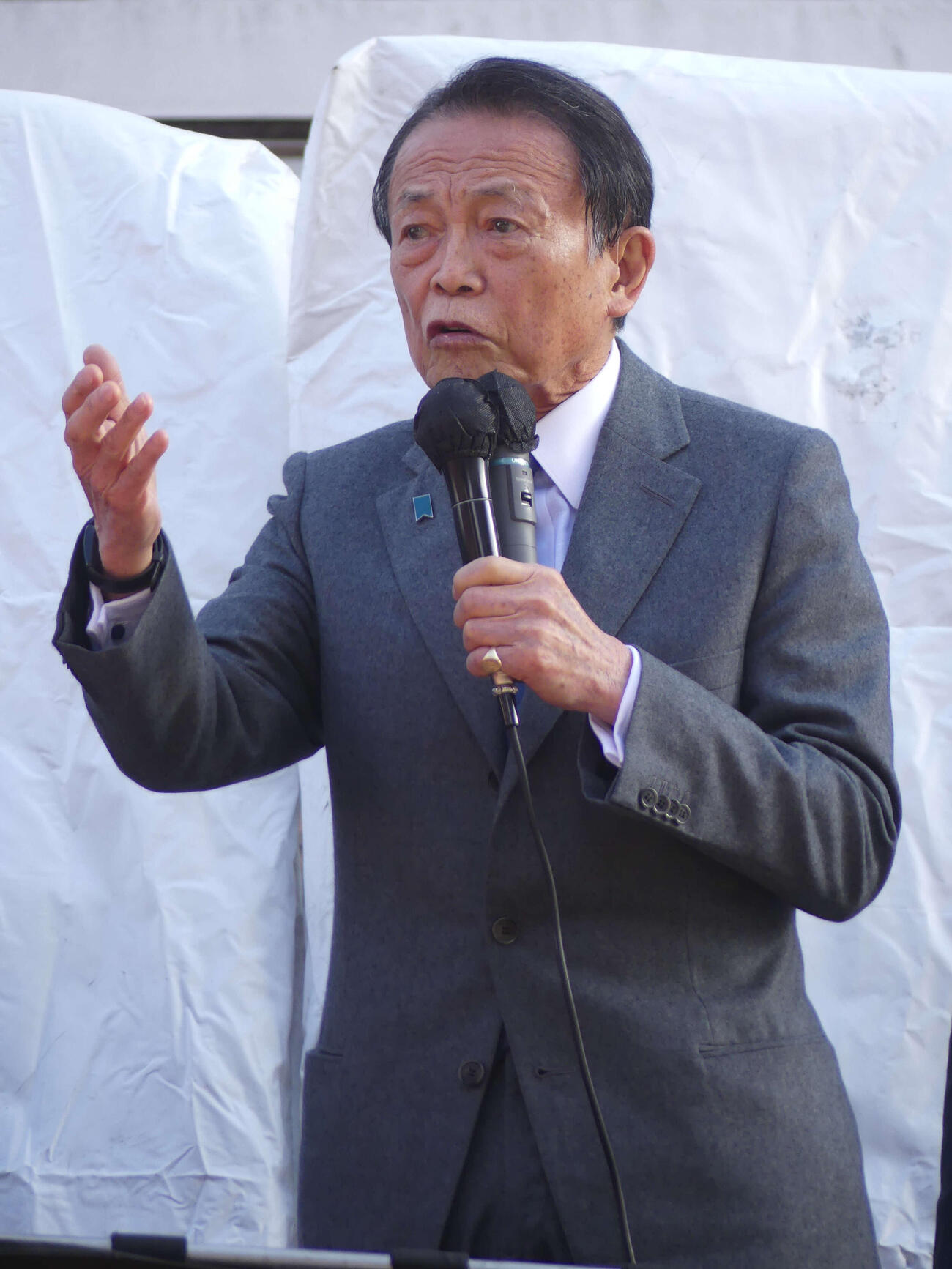自民党候補の応援で街頭演説する麻生太郎副総裁（撮影・中山知子）
