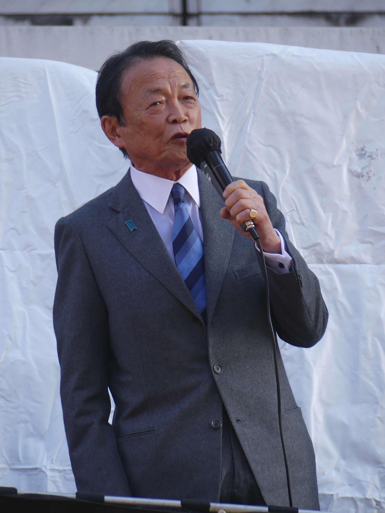 自民党候補の応援で街頭演説する麻生太郎副総裁（撮影・中山知子）