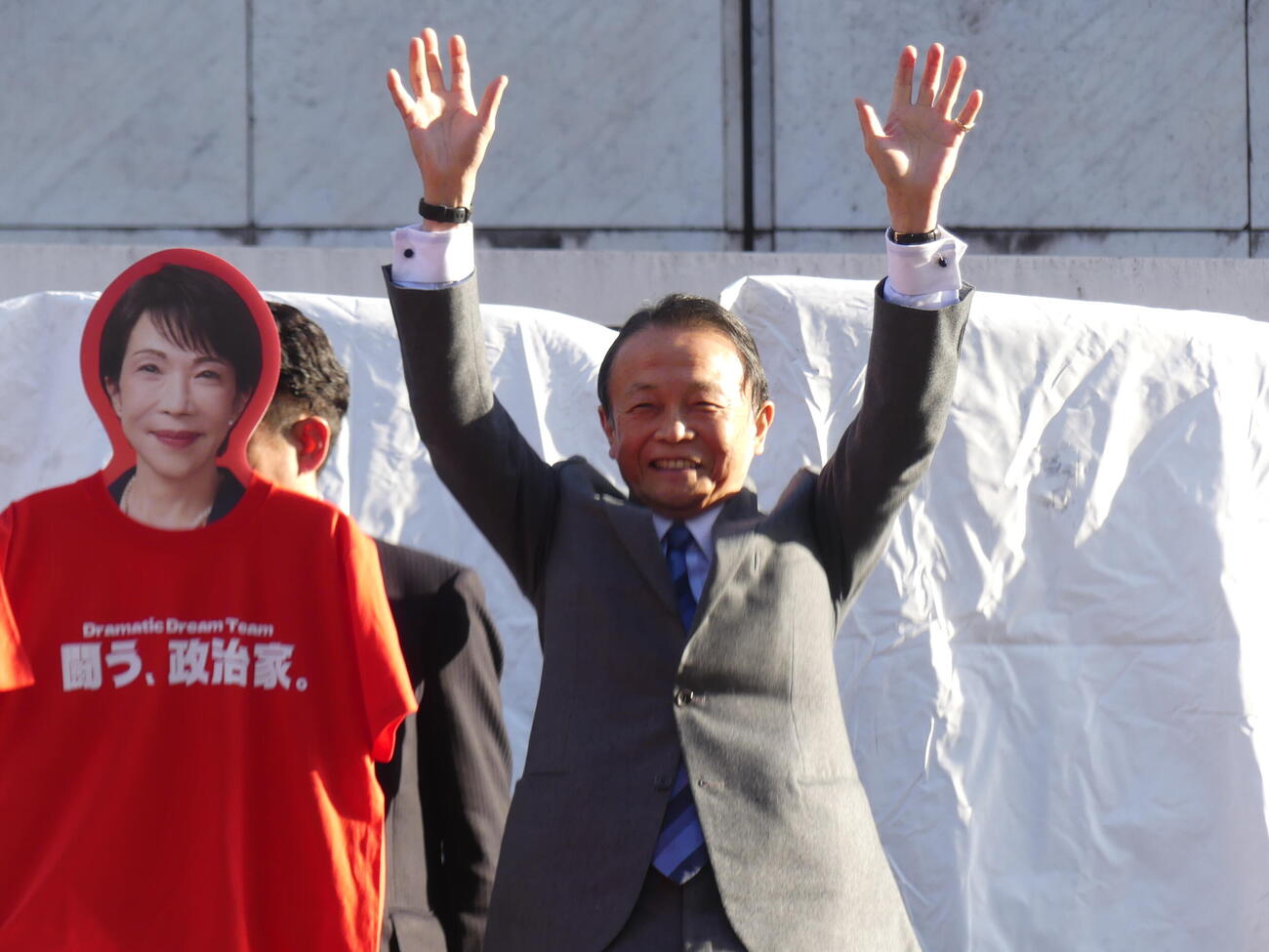 自民党候補の応援で街頭演説する麻生太郎副総裁（撮影・中山知子）