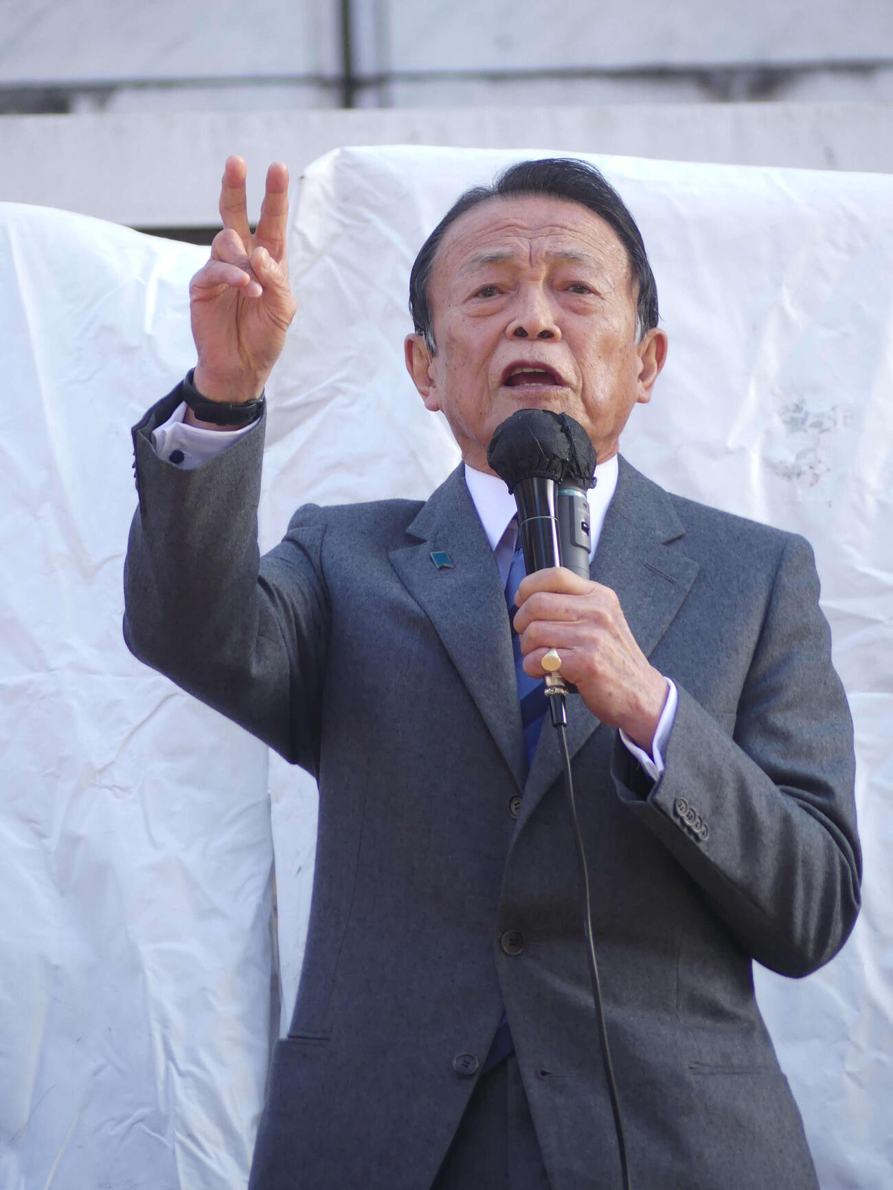 自民党候補の応援で街頭演説する麻生太郎副総裁（撮影・中山知子）
